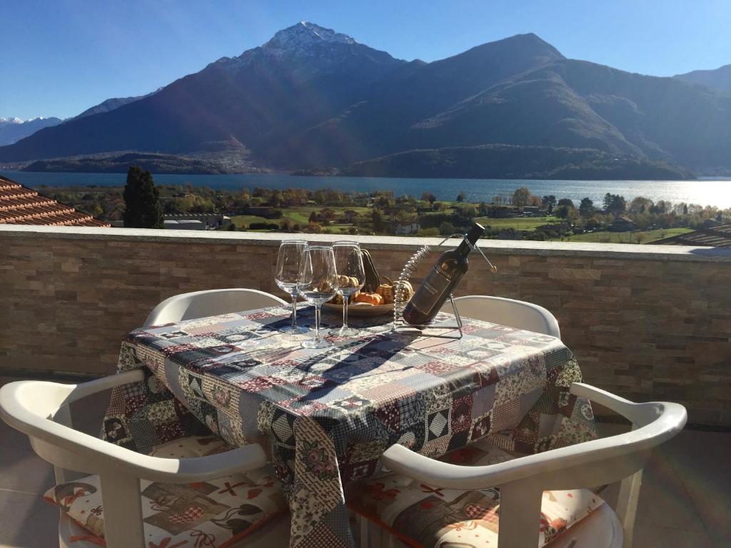 赫拉弗多纳Al Borgo的阳台上的桌子上配有一瓶葡萄酒和玻璃杯