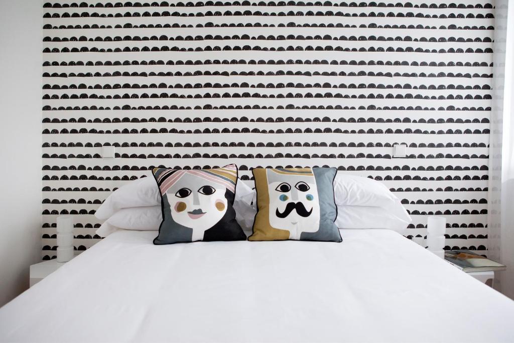 马德里60 Balconies Art的一张白色的床,上面有两个枕头