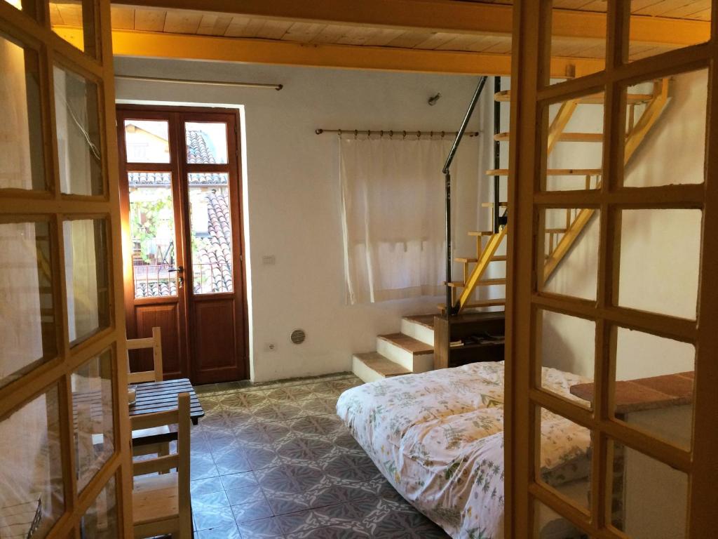 布拉马达莱娜别墅的一间卧室配有一张床,房间设有楼梯