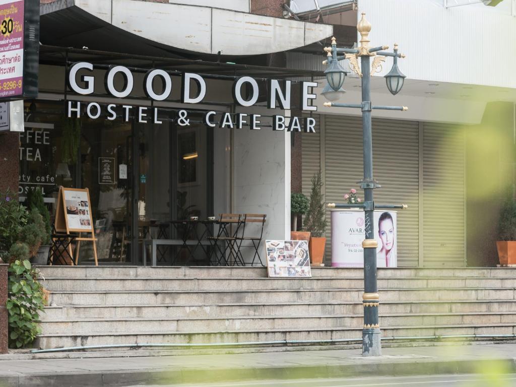 曼谷Good One Poshtel & Cafe Bar的酒店和咖啡吧前面的街灯