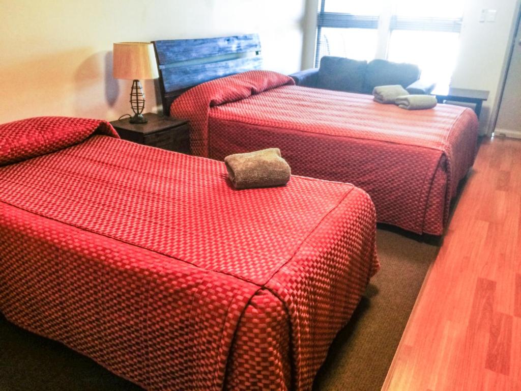 德比斯皮尼菲克斯酒店的酒店客房带两张床和一张搁脚凳