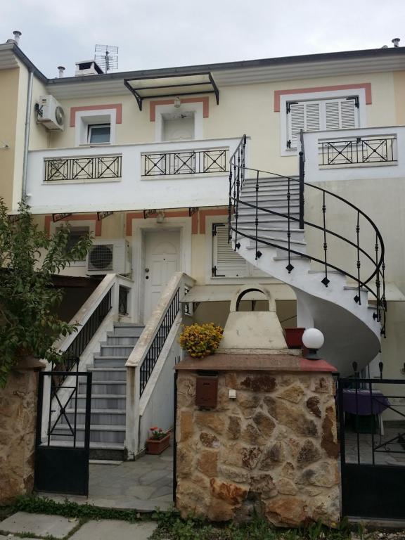 尼亚普拉莫斯Apartment Efi的一座有楼梯的建筑和一座有房子的建筑