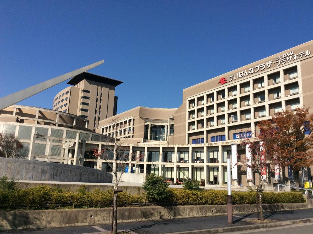 Seika京阪奈广场酒店的一座白色的大建筑,上面有标志