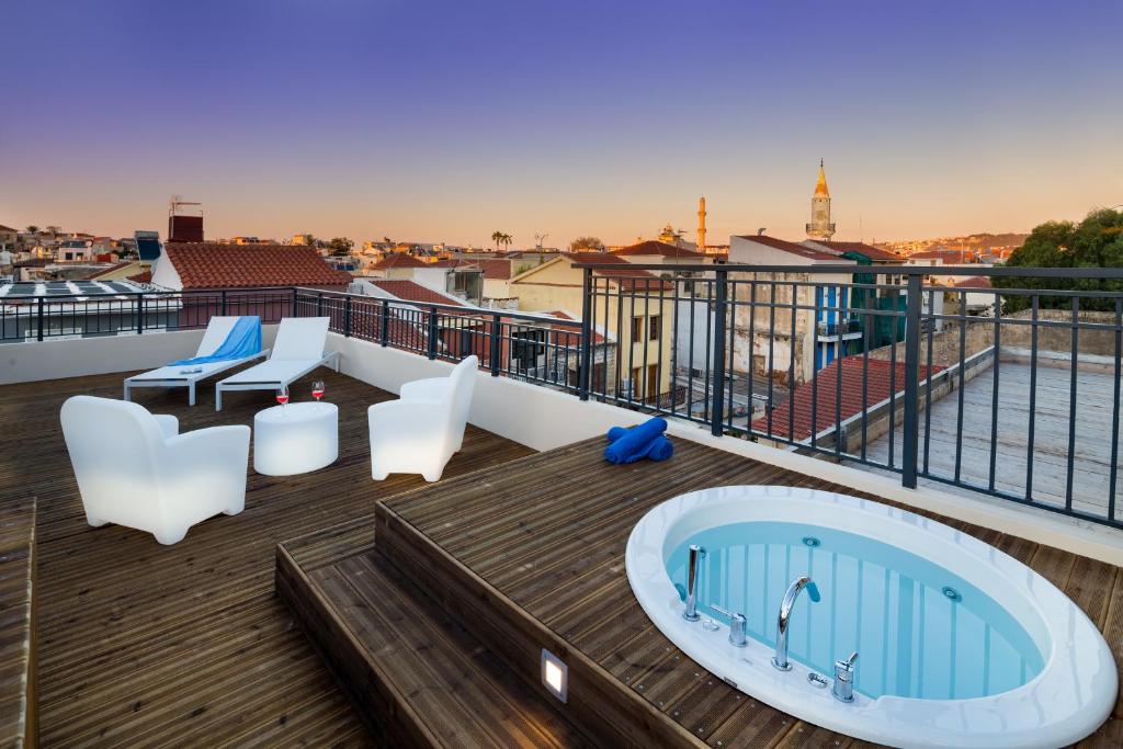 干尼亚奎里尼豪华酒店的建筑物屋顶上的热水浴池