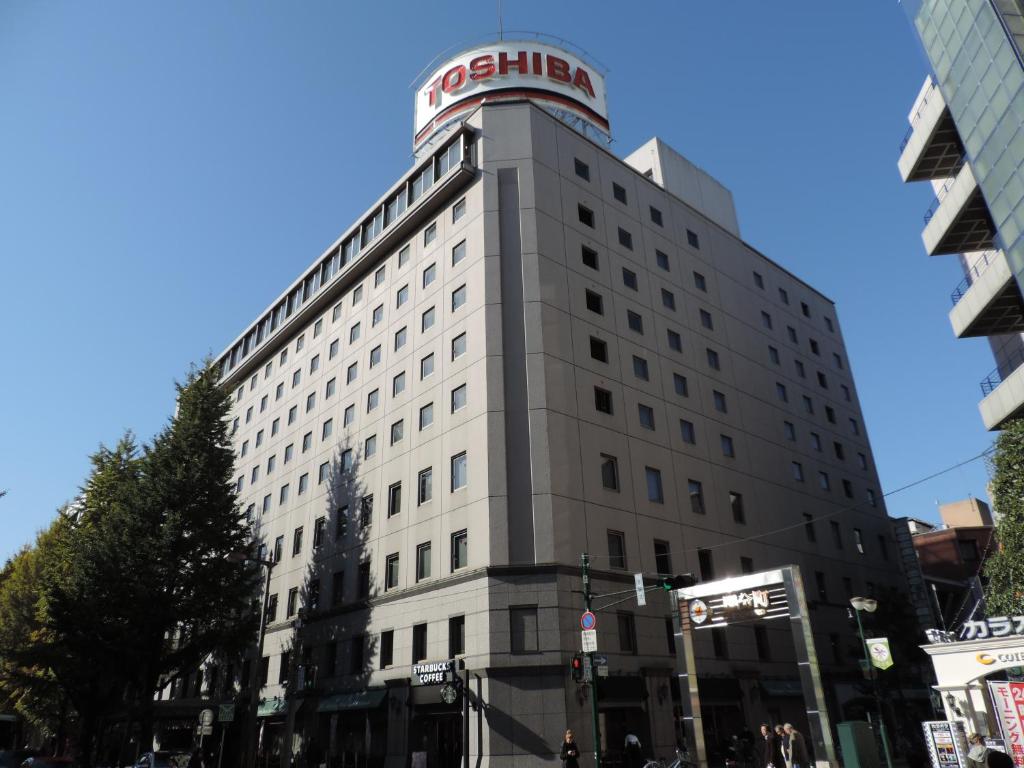 仙台仙台国分町大露台酒店 的上面有红色标志的白色建筑