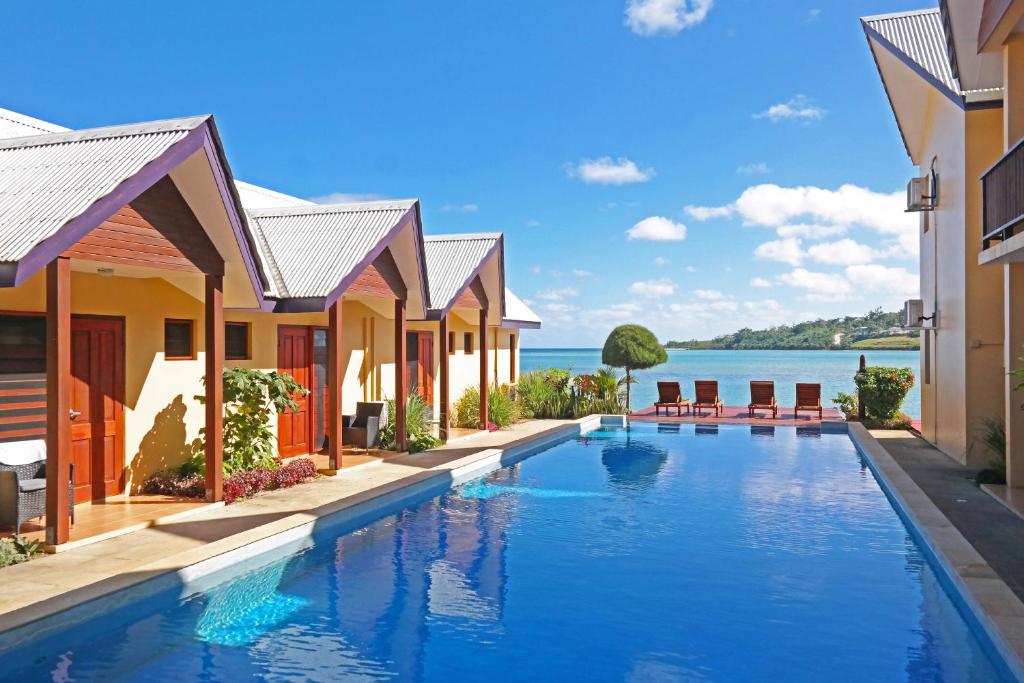 维拉港莫瑞斯酒店的享有水景的度假游泳池