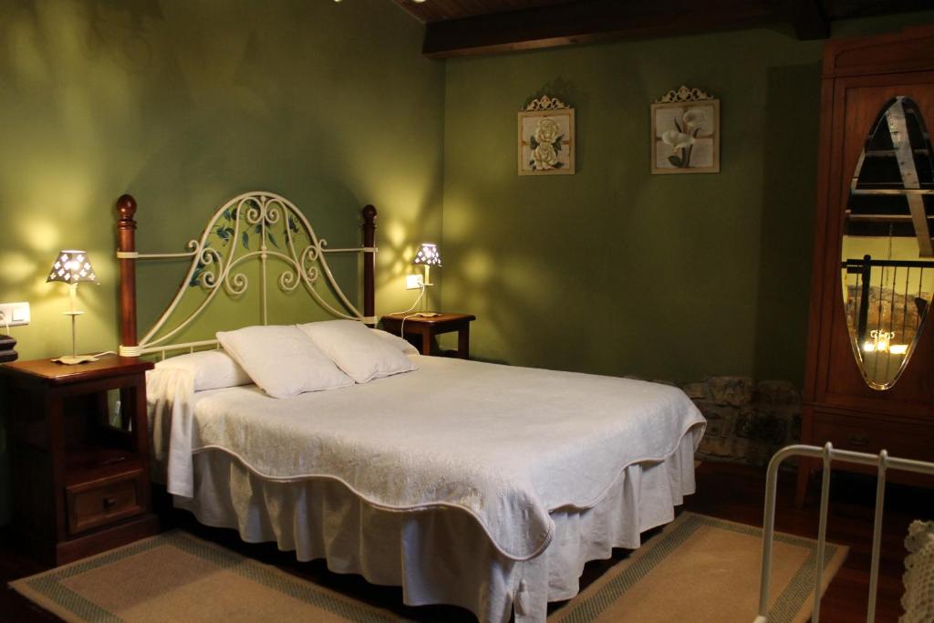 SelorioRodiles Rural Apartamentos的一间卧室配有一张带绿色墙壁的床