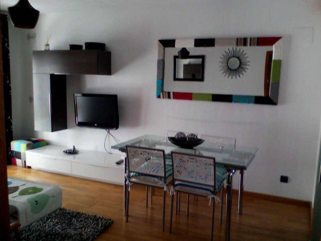 特鲁埃尔Duplex Torico Amantes的一间带桌椅和电视的用餐室