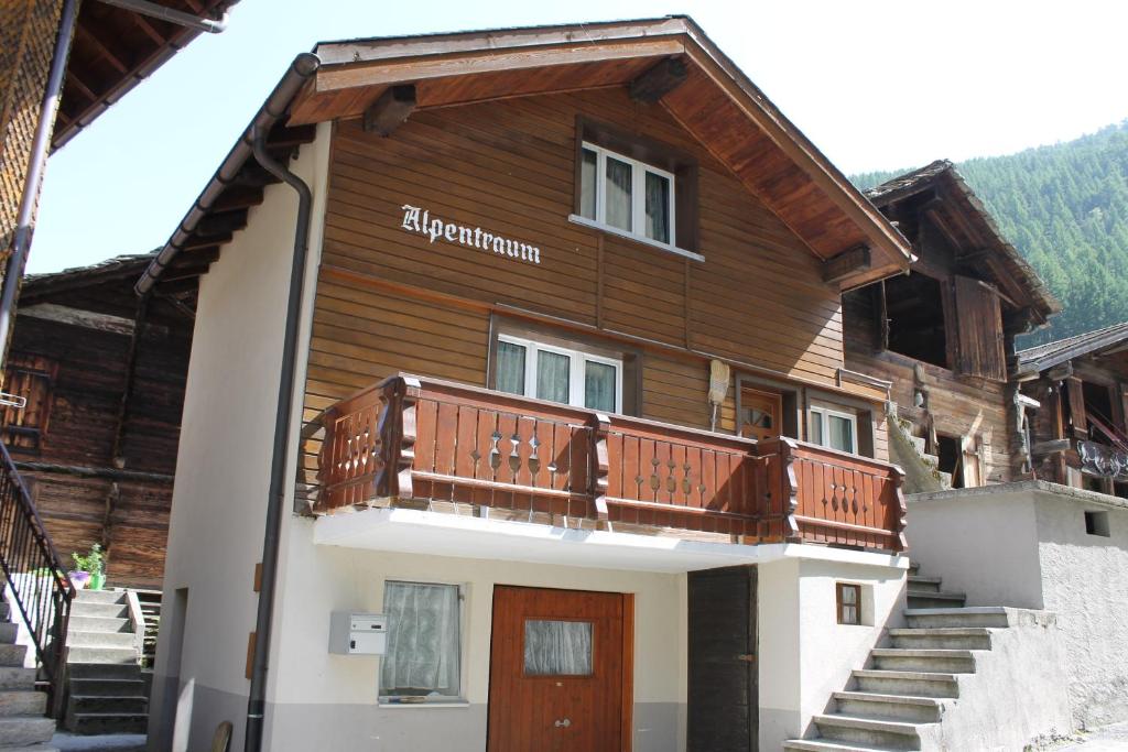 萨斯格伦德Chalet Alpentraum, alte Gasse 20的木屋的顶部设有阳台