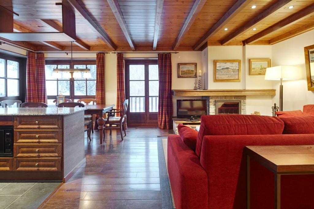 巴奎伊拉-贝莱特Val de Ruda 31 by FeelFree Rentals的一间带红色沙发的客厅和一间厨房