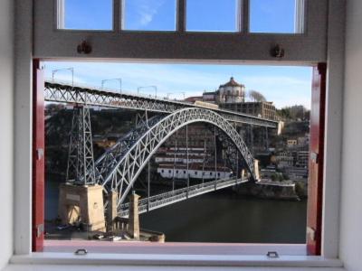 波尔图Porto Riverside的从窗口欣赏桥景