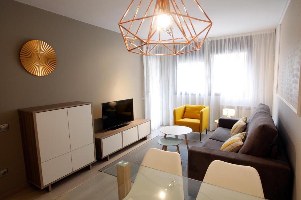 莱里达Apartamentos Real Lleida的带沙发和电视的客厅