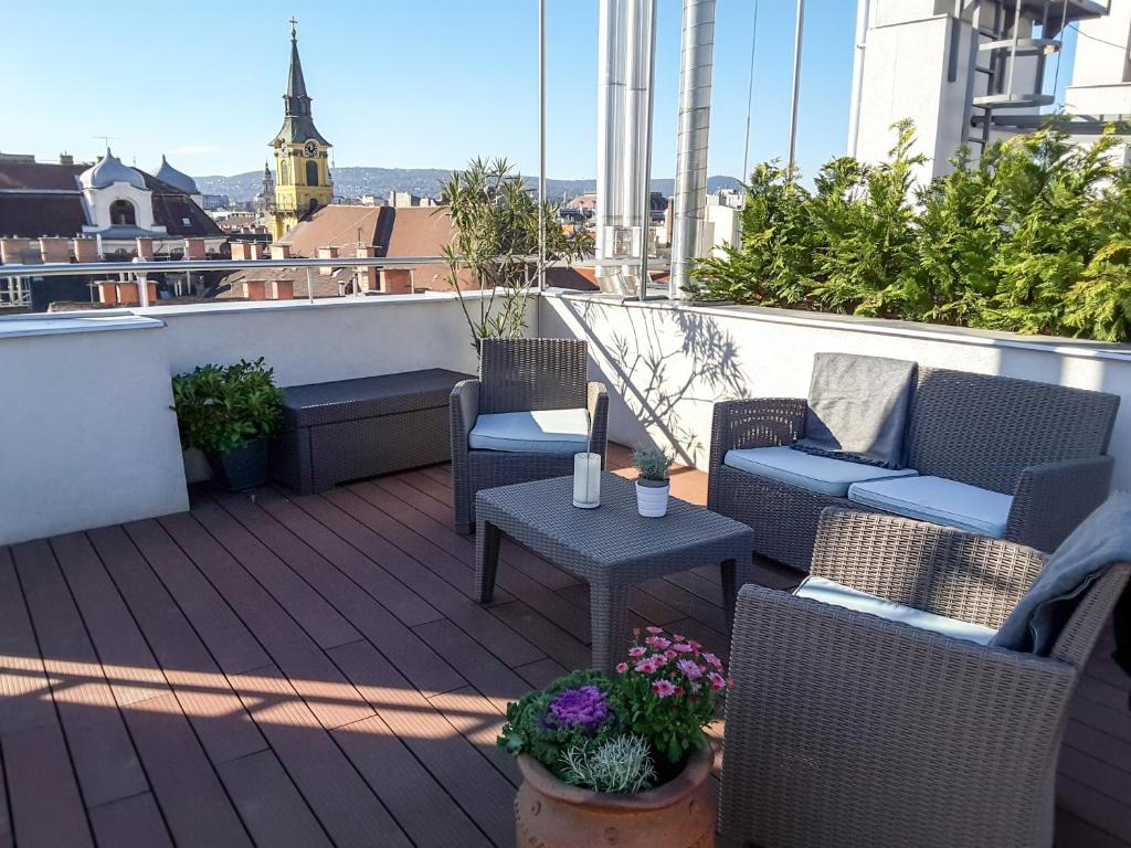 布达佩斯BP中心公寓的阳台的天井配有桌椅