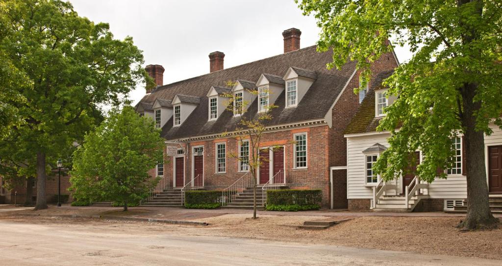 威廉斯堡Colonial Houses, an official Colonial Williamsburg Hotel的大型砖屋,屋顶 ⁇ 