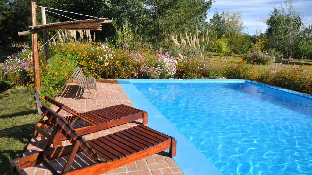 库拉布罗切罗镇El Caserio Casas de Campo的一个带2张躺椅的游泳池和一个游泳池