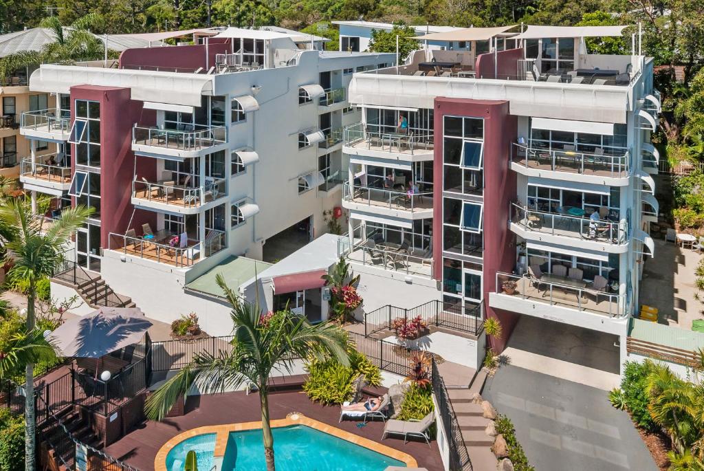 努萨角巴厘海努萨公寓式酒店的享有公寓大楼空中美景,设有游泳池
