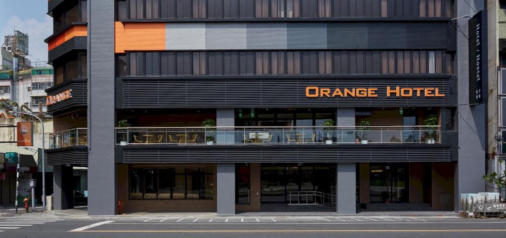 嘉义市福泰桔子商旅- 文化店的一座橙色的酒店,位于一座建筑的一侧