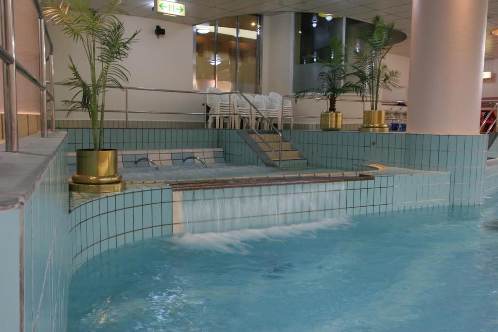 樱木町胶囊旅馆内部或周边的泳池
