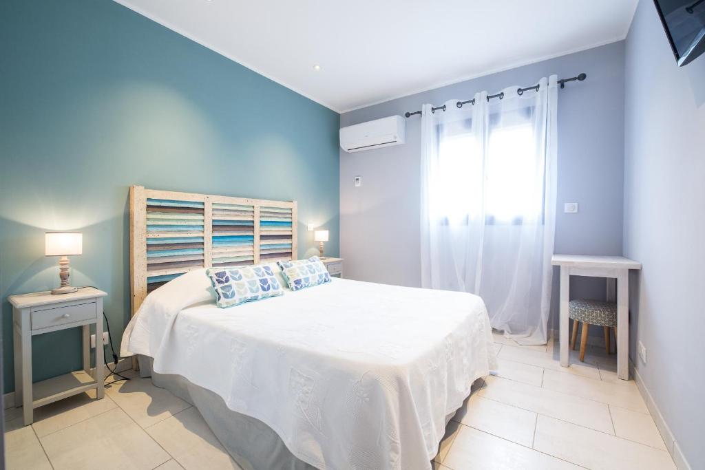 帕特里莫尼奥U Fornu的卧室配有白色的床和窗户。