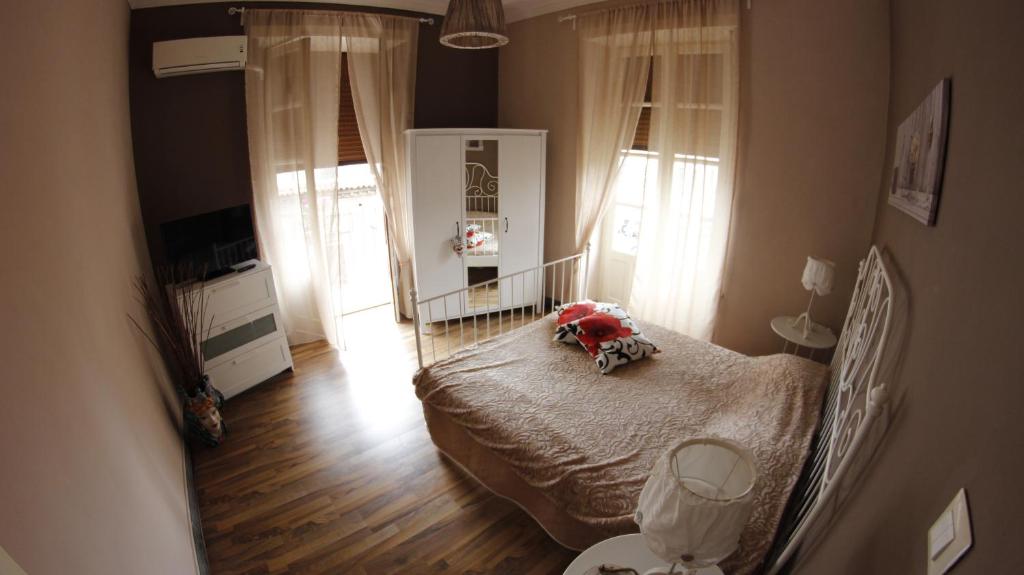 卡塔尼亚Sicily Home Center的一间小卧室,配有床和窗户