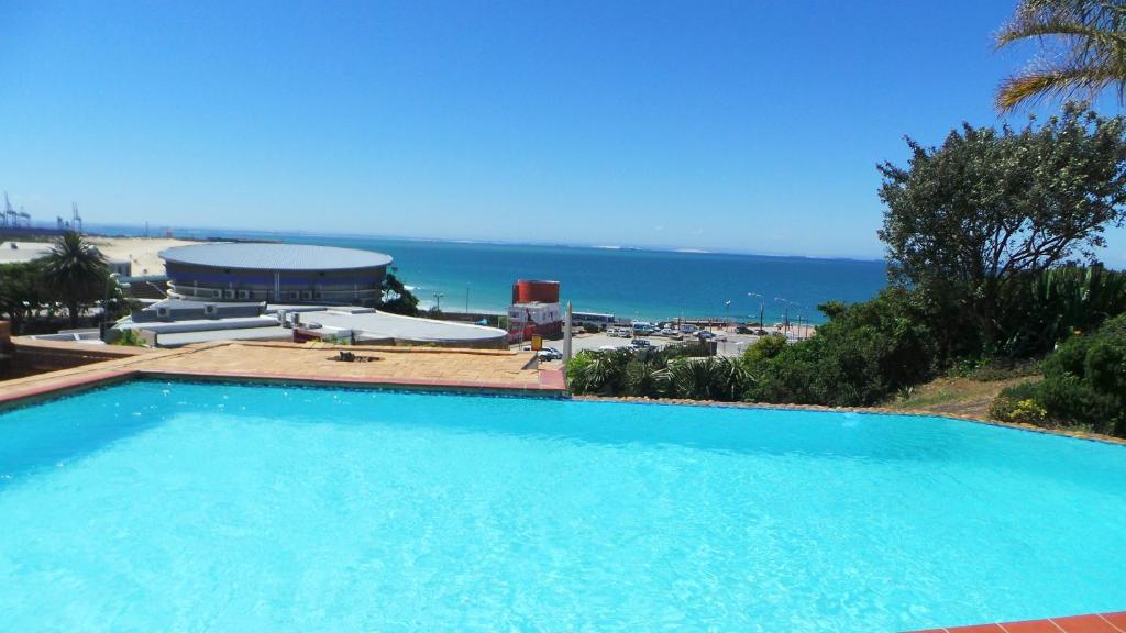 伊丽莎白港查普曼会议中心酒店的一个大型的游泳池,背景是大海