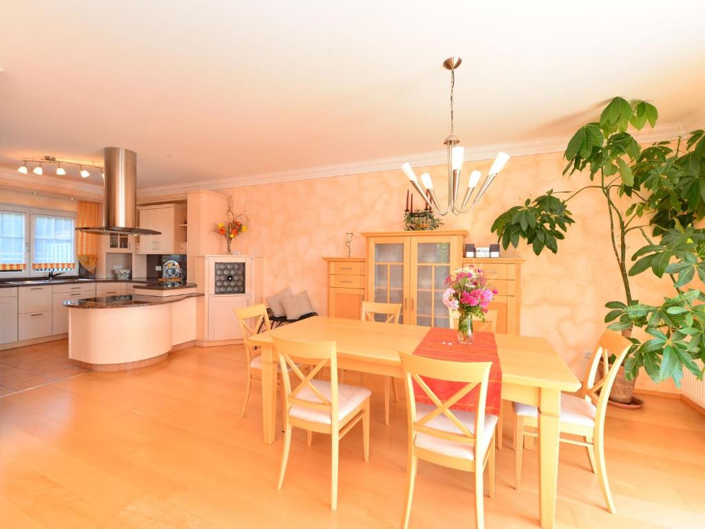 德根多夫Apartment near the river in Deggendorf Bavaria的厨房以及带桌椅的用餐室。
