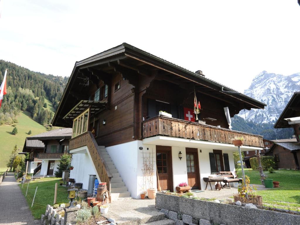 伦克apartment in Lenk in Simmental Bernese Oberland的一座大型建筑的侧面设有阳台