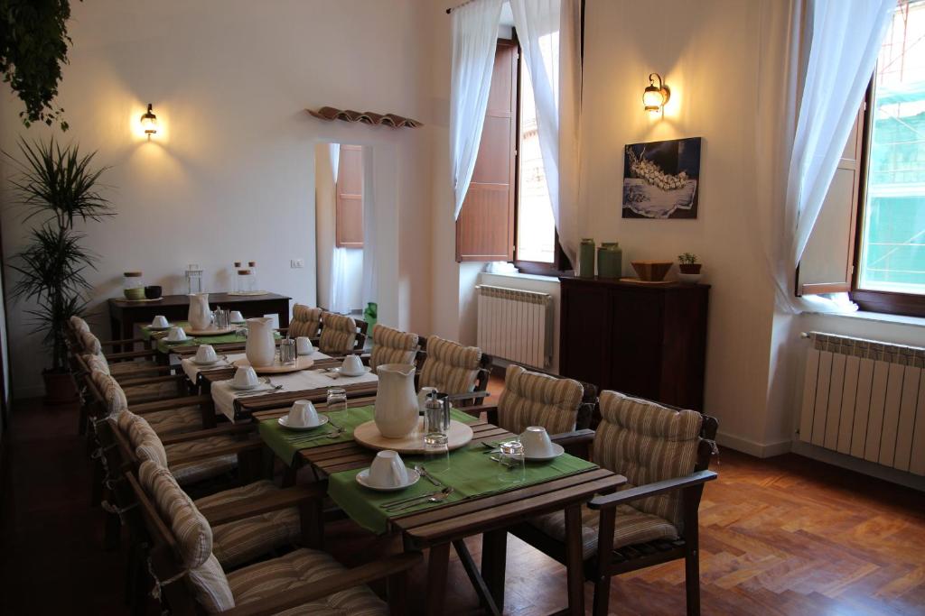 巴勒莫格里多诺住宿加早餐旅馆的一间带长桌和椅子的用餐室