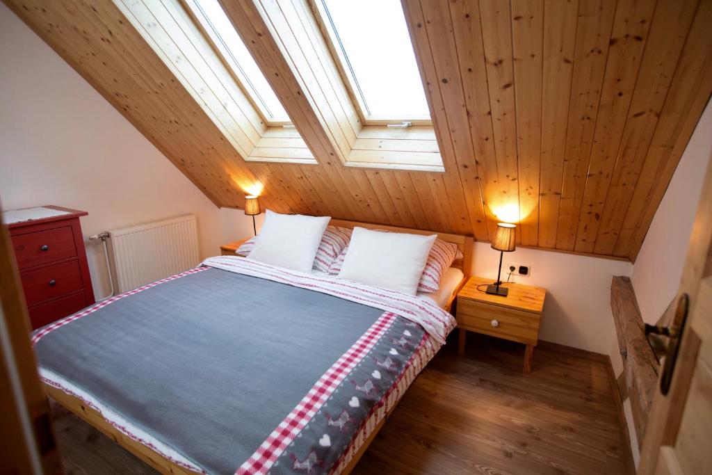 特洛普拉赫Haus Herzog的一间卧室配有一张带两张台灯的床。