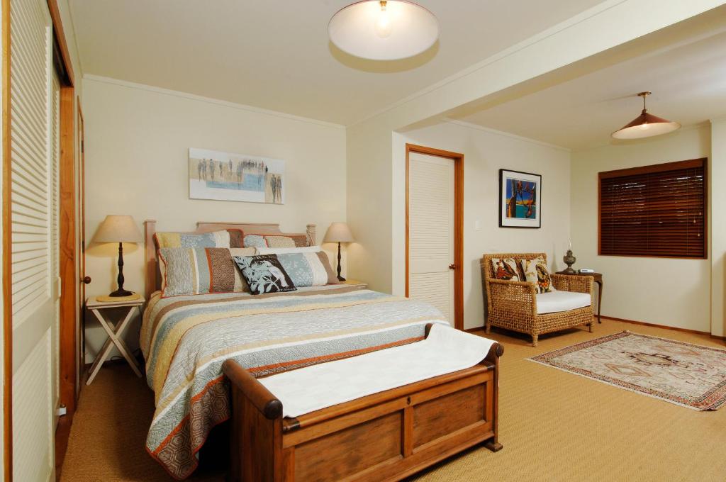 奥雷瓦奥雷瓦海滨公寓 的一间卧室配有一张床和一把椅子