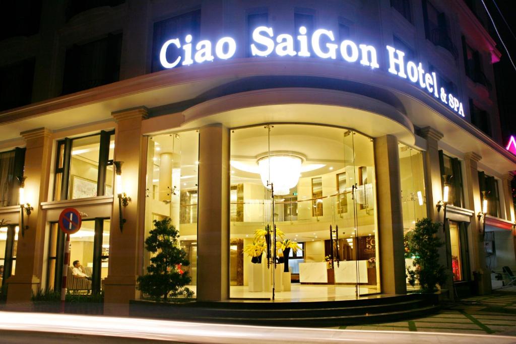 胡志明市Ciao SaiGon Hotel & Spa的前面有标牌的商店