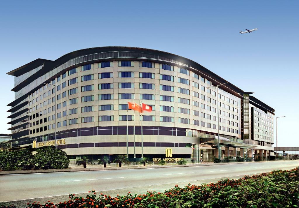 香港富豪机场酒店的一座大建筑,上面有吊旗