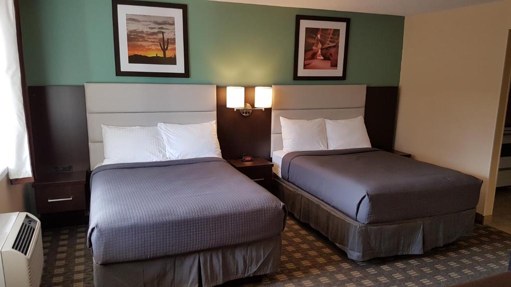 布雷斯布里奇惠灵顿尔汽车旅馆的一间酒店客房,房间内设有两张床