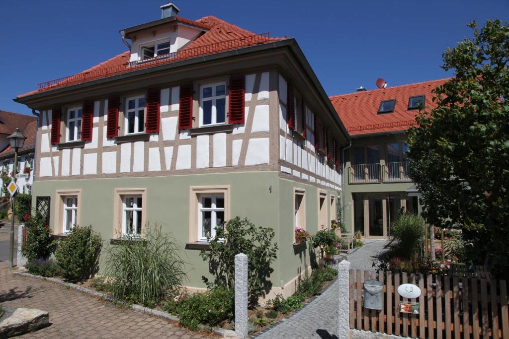 GeisfeldLuisenhof的一座红色屋顶的大型建筑
