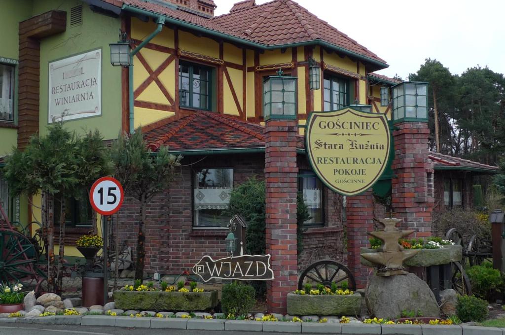 Dębska KuźniaGościniec Stara Kuźnia的前面有标志的房子