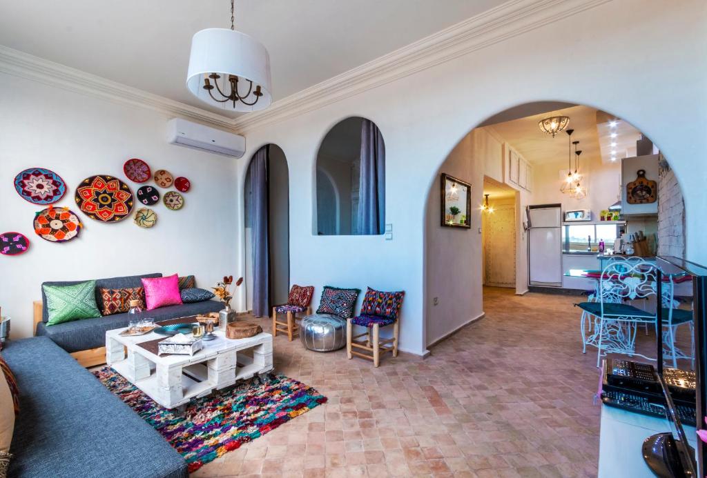 卡萨布兰卡日落一室公寓的客厅配有沙发和桌子