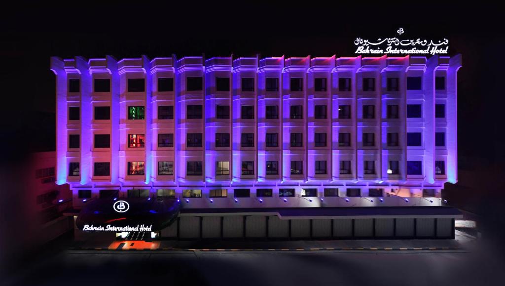 麦纳麦巴林国际酒店的一座建筑用紫色灯照明