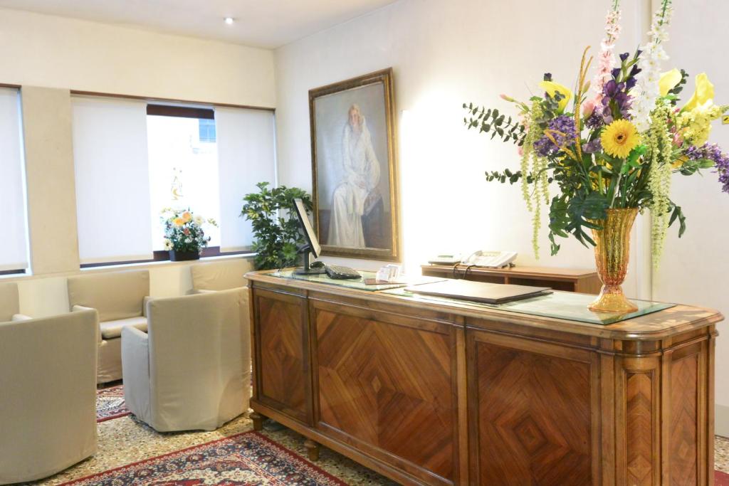 威尼斯圣祖立安酒店的一间设有一张花瓶桌子的等候室