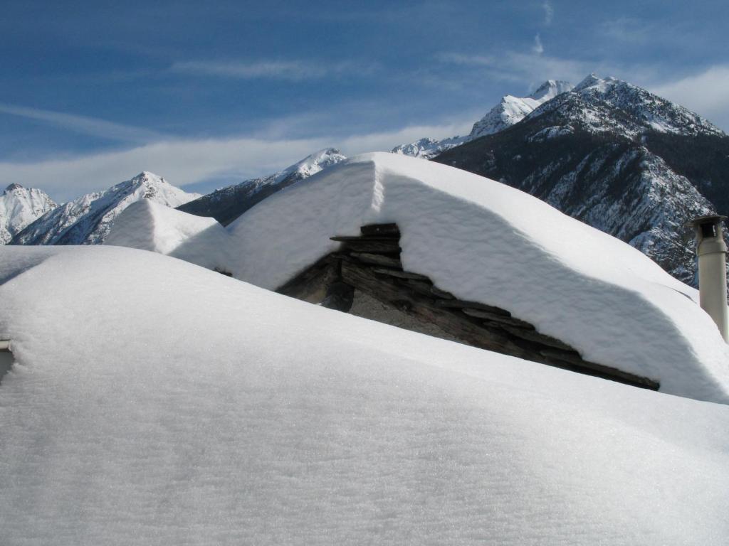 DouesMaison De Marthe的山头上积雪