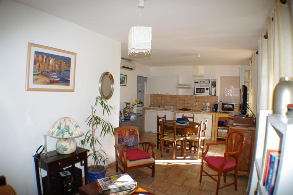 Poggio-di-TallanoGITE , Maison de vacances avec extérieur et terrasse fleurie meublé tourisme 3 étoiles的厨房以及带桌椅的用餐室。