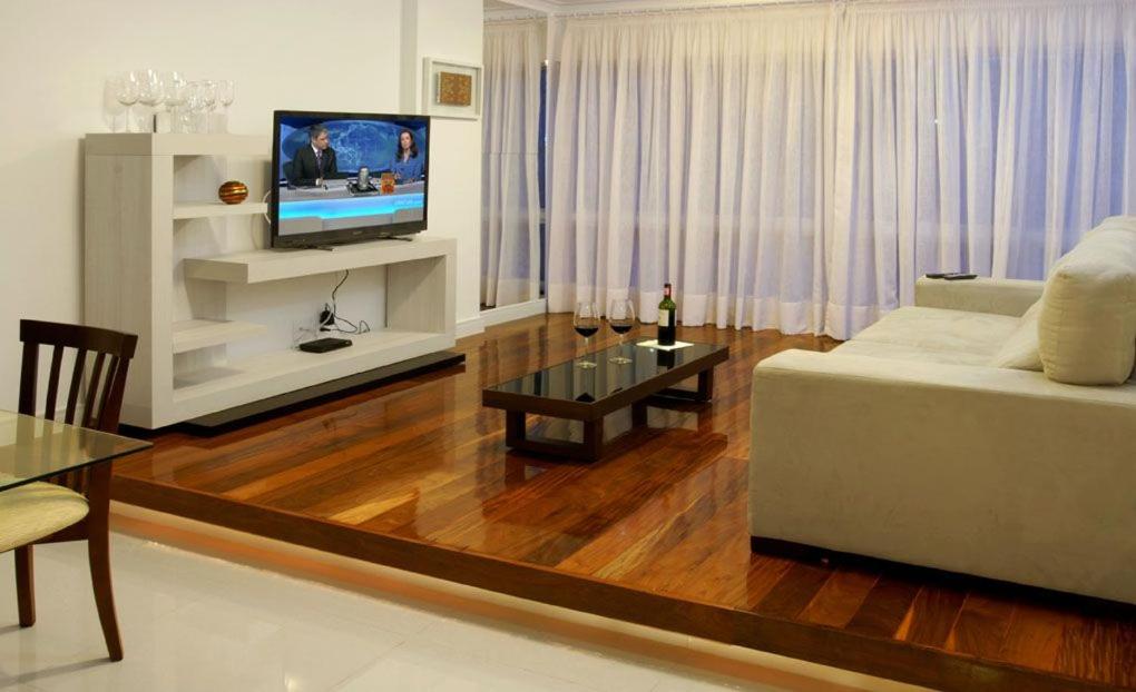 里约热内卢APARTAMENTO EM RIO DE JANEIRO IPANEMA 3 QUARTOS A 100 metros da praia的客厅配有白色沙发和电视