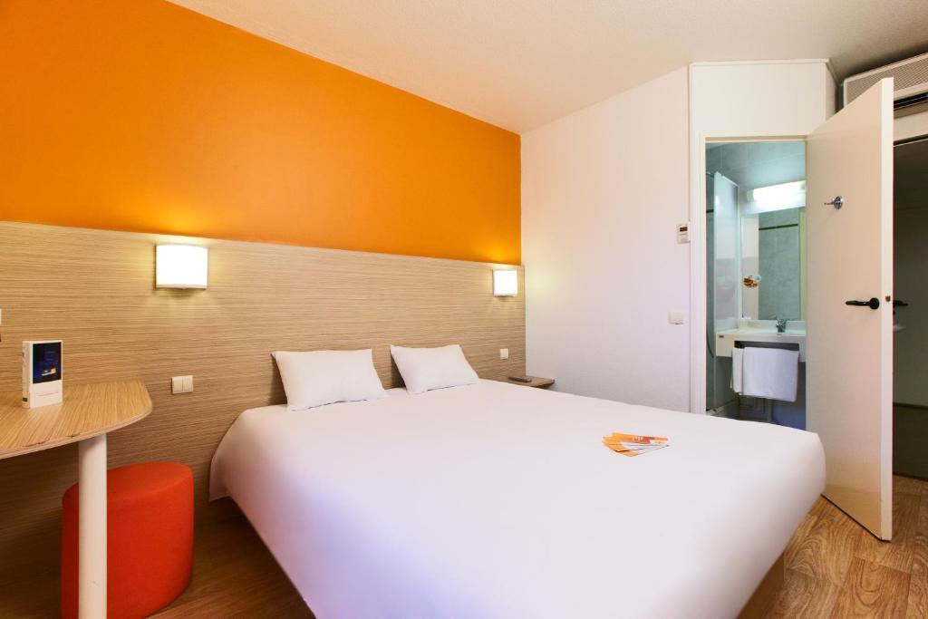 兰斯兰斯苏德高级酒店 - 博扎讷的一张大白色的床,位于带桌子的房间