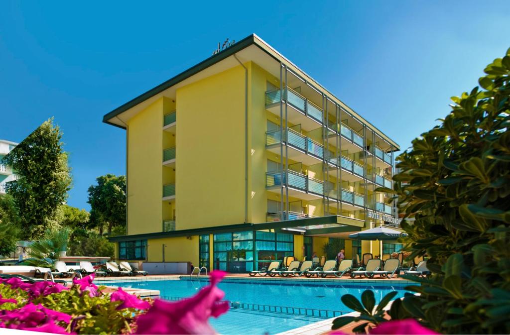 比比翁Hotel Concordia 3S的一座带游泳池和大楼的酒店
