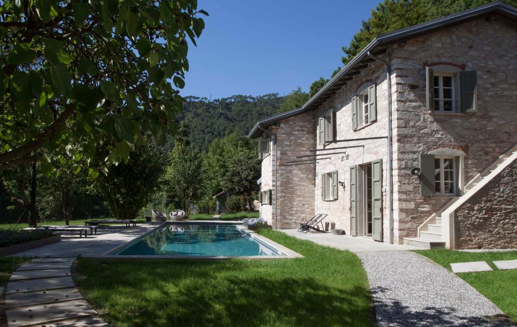 塞拉韦扎Il Borgo Mediceo的一座古老的石头房子,前面设有一个游泳池