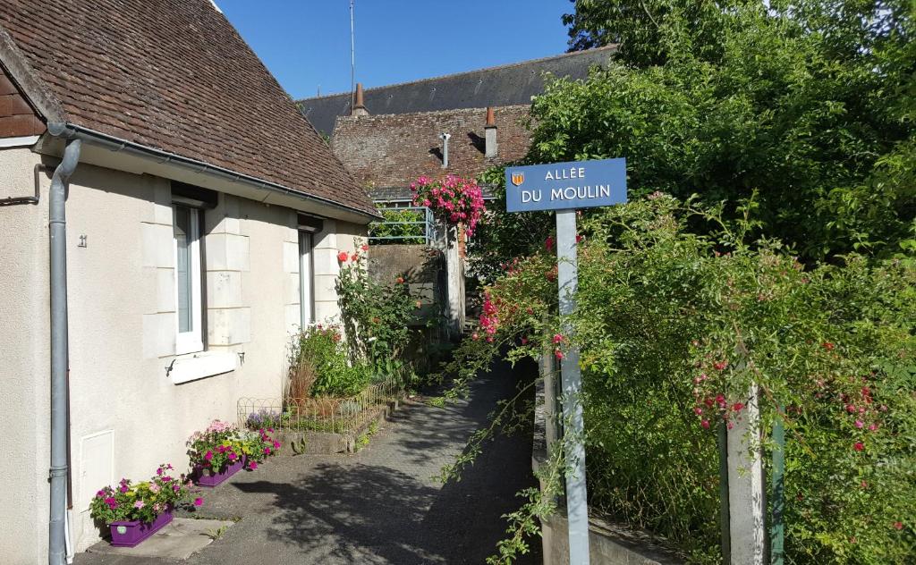 阿姆博斯La Petite Lucette的鲜花屋前的街道标志