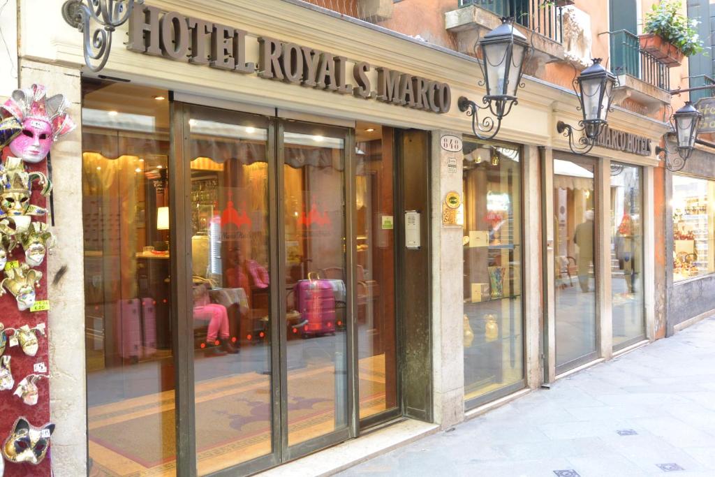 威尼斯Royal San Marco Hotel的街道上装有玻璃窗的商店前