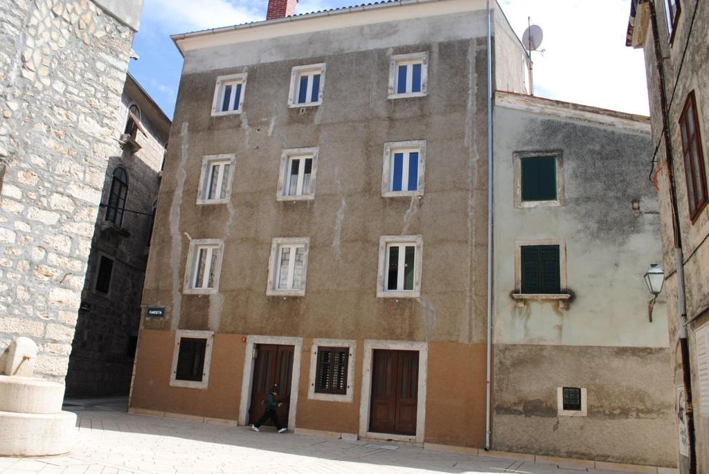 茨雷斯皮亚泽塔客房旅馆的小巷中带白色窗户的古老建筑