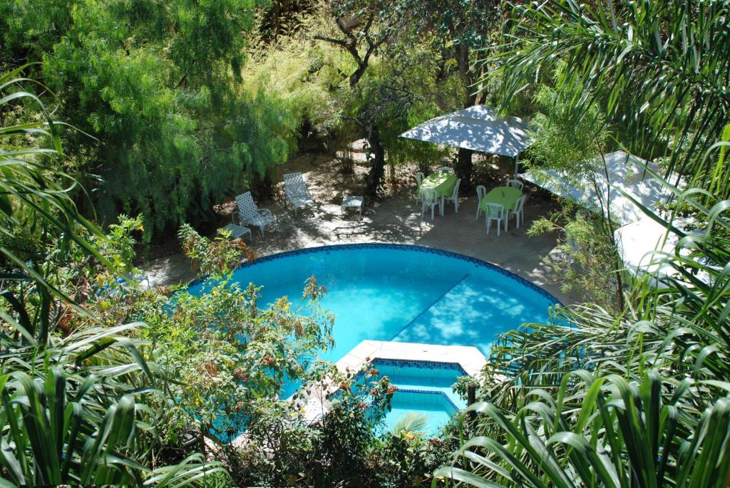 圣若热岛卡萨达思弗洛雷斯旅馆的花园游泳池的顶部景色