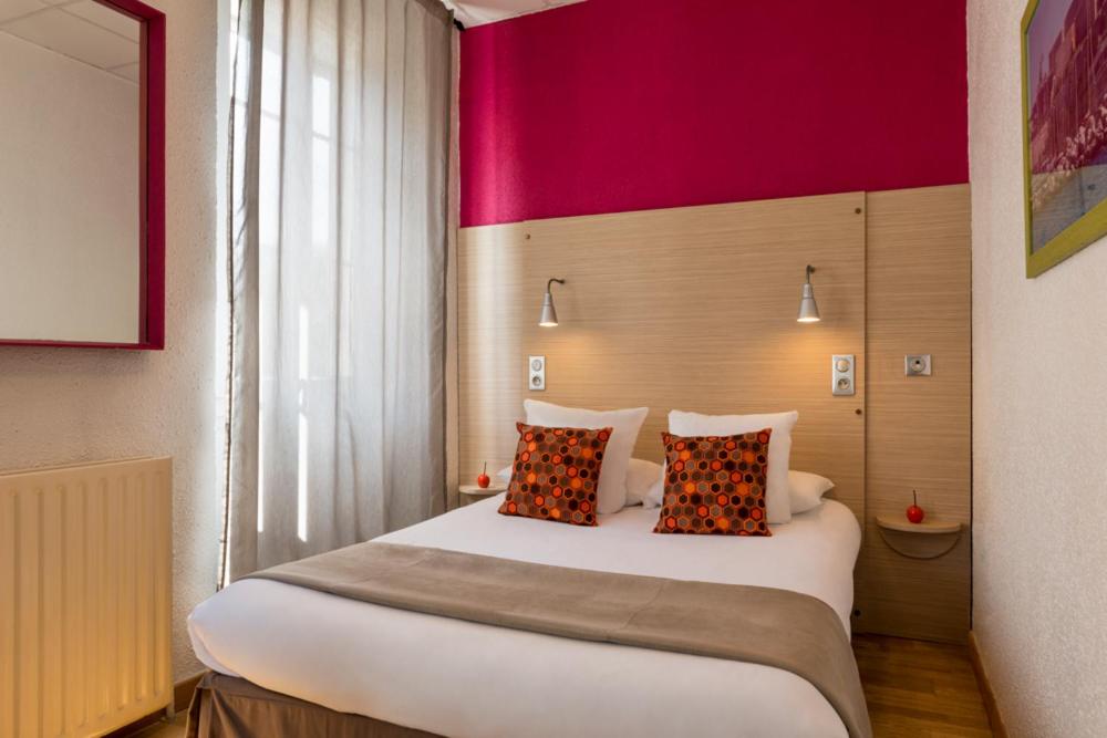 马赛艾德蒙德罗斯坦德酒店的一间卧室设有一张红色墙壁的大床