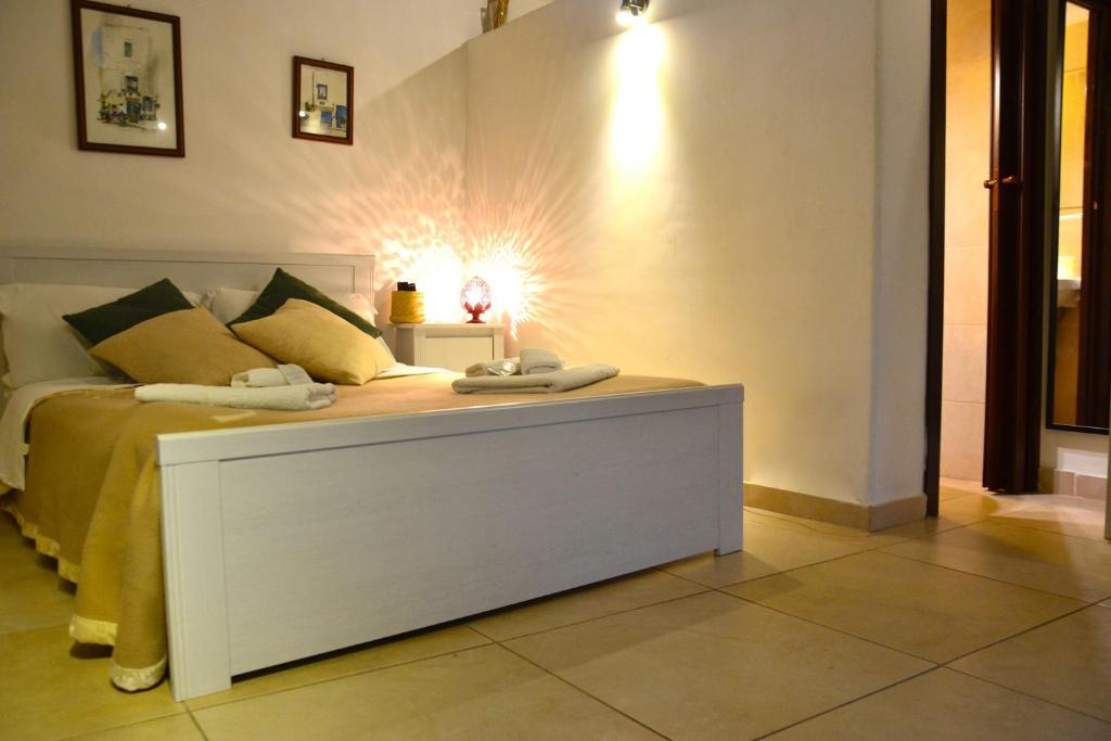 奥斯图尼La Violetta Ostuni的一间卧室配有一张光线充足的床